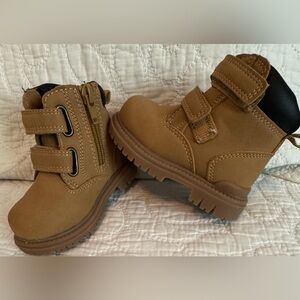 Kids/Unisex-Size 4 —-“Wonder Nation”
Tan & Black Boots—PET & SMOKE-FREE HOME